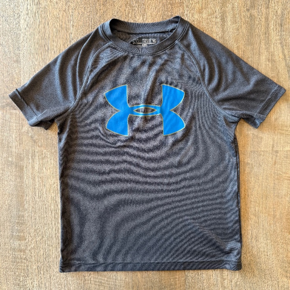 VGUC Under Armour loose fit heat gear dri fit tee youth small